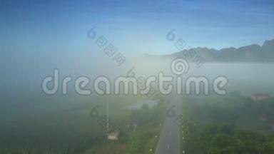 清晨的雾中，天空中的摄像机从路上消失