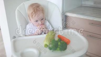 宝宝在吃蔬菜..