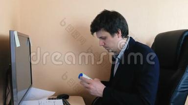 年轻人用滚筒清洁他的夹克，以便在电脑上工作。