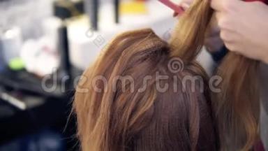 专业美发店女客户发型师梳理。 美容和理发的概念