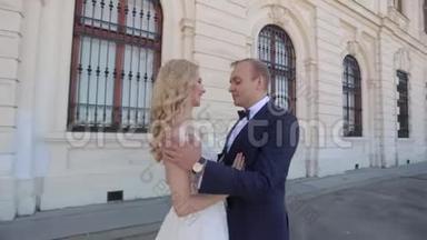 美丽的年轻新娘和她英俊的新郎在贝维迪尔宫散步。 高清视频