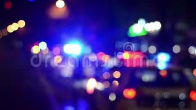 交警在街上工作。 上班的警察。 警察应急灯在夜间闪烁.. 车祸。 犯罪现场。