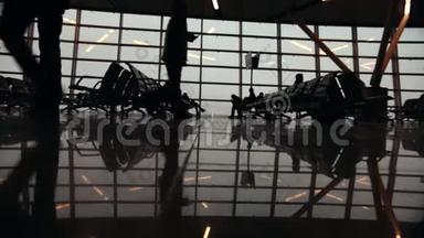 机场国际航站楼旅客剪影。 <strong>四处</strong>走动的人。