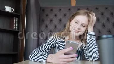 年轻漂亮的女孩在<strong>时</strong>尚咖啡馆<strong>使用</strong>智能手机，<strong>使用</strong>应用程序。 在窗户对面。