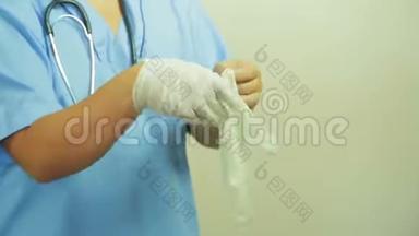 女医生在手术前把医疗手套戴在手上。