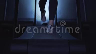 女士双腿穿着白色运动鞋在跑步机上慢动作