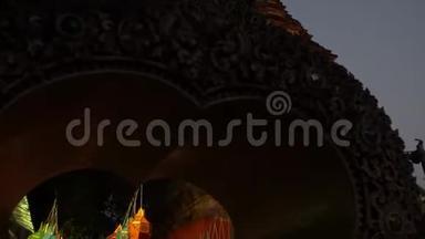 传统的兰纳式佛寺，名为瓦乐合唱团，为Loy Krat hong节装饰彩灯