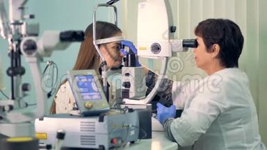 一位经验丰富的眼科医生检查妇女的眼睛。