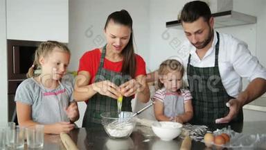 父母<strong>教孩子</strong>做饭。 他们<strong>教孩子</strong>们如何做面团。