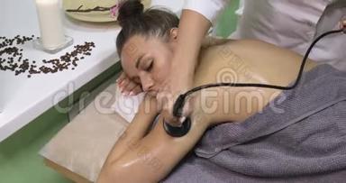 在美容院接受抗<strong>纤维素</strong>治疗的妇女。 射频升降器