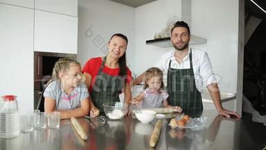 父母教孩子做饭。 他们教孩子们如何做面团。