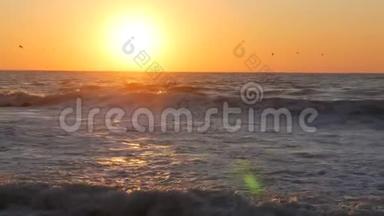 日出或非常美丽的日落在海滨。 沙滩和海浪拍打着海滩。 泡沫<strong>大风</strong>暴波