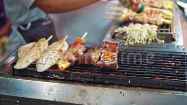 亚洲的街头<strong>美食</strong>，传统菜肴的肉类和海鲜烧烤。 夜市、<strong>美食</strong>和异国情调