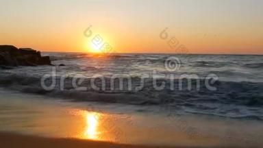 日出或非常美丽<strong>的</strong>日落在海滨。 沙滩和海浪拍打着海滩。 泡沫<strong>大风</strong>暴波