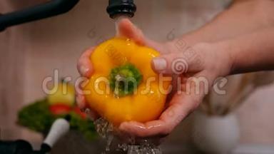 女人在厨房洗手池洗手黄钟椒