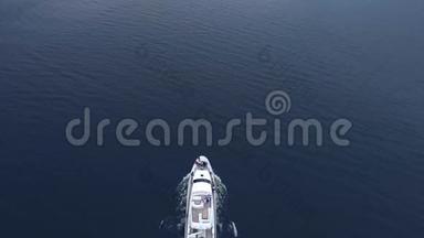 白船在河湾航行的俯视图。 <strong>水上摩托艇</strong>