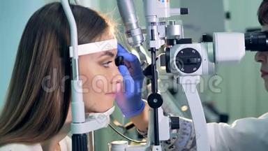 一位眼科医生在一次测试中向一位妇女<strong>证实</strong>了良好的结果。