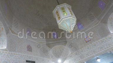 穹顶天花板上的阿拉伯图案，修道院里有漂亮的灯笼