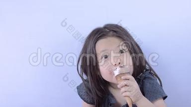 可爱的亚洲小女孩吃美味的冰淇淋。