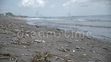 <strong>海洋</strong>上的<strong>垃圾</strong>。 海滩被塑料瓶污染