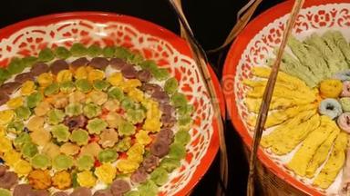 异国情调的东方亚洲甜蜜美味的甜点，不寻常的五颜六色的传统菜肴在巴扎的柜台上与