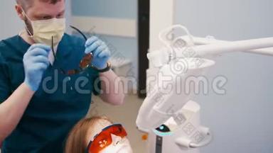 留胡子的牙医正在牙科诊所为病人准备牙齿<strong>美白</strong>