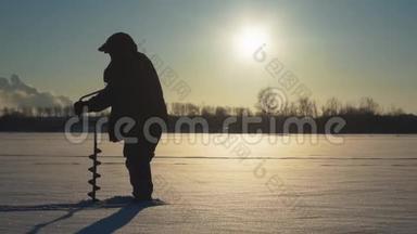 渔人钻洞冰钓.