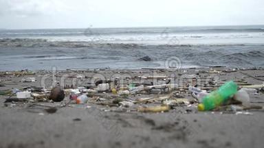 海洋上的垃圾。 海滩被塑料瓶污染