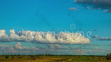 草原高压电力线路.. 在时间推移模式下快速移动的云。 高压塔天空背景