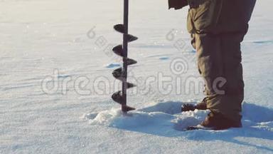 渔人钻洞冰钓.