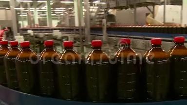 在啤酒厂生产kvass柠檬水和啤酒饮料的传送带