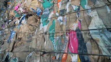 长堆垃圾，随手关门.. 压力塑料垃圾在一家回收工厂。