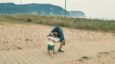 4K<strong>漂亮</strong>的小女孩，妈妈在坎塔布里亚海岸散步，和她<strong>可爱</strong>的小<strong>宝宝</strong>在一起