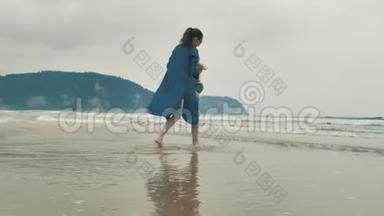 4K<strong>漂亮</strong>的小女孩，妈妈在坎塔布里亚海岸散步，和她<strong>可爱</strong>的小<strong>宝宝</strong>在一起