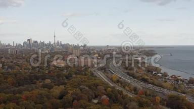 空中建立拍摄多伦多，安大略省与美丽的秋天颜色。