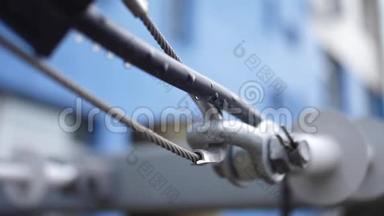 用<strong>钢索</strong>连接铰链。 框架。 金属钉、环和钢丝绳的连接