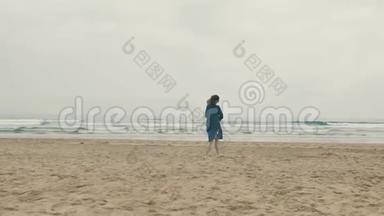 4K漂亮的小女孩，妈妈在坎塔布里亚海岸散步，和她可爱的小宝宝在一起
