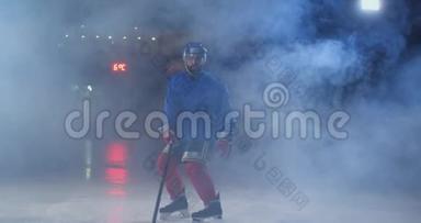 男子冰球运动员在冰场上打冰球时，运球直接进入镜头，直视对方
