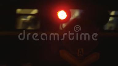 旅客列车夜间通过铁路道口.. <strong>交通信号</strong>灯。