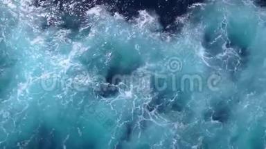 在船后有泡沫的波浪。 水中波浪的图案。 4k邮轮的水面尾流景观