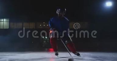 男子<strong>冰球运动</strong>员在冰场上打<strong>冰球</strong>时，运球直接进入镜头，直视对方