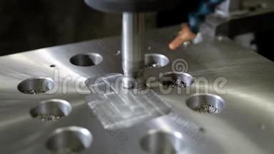 数控<strong>机床</strong>是一个工厂金属细节上的切割孔，切削<strong>机床</strong>正在工作，特写