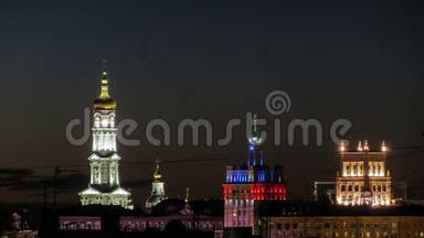 托普大教堂的钟楼UspenskiySobor，市议会和房子，有一个尖顶的夜晚时间。