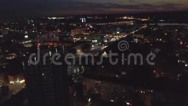 摩天大楼的空中夜景照亮了现代城市的街道。 剪辑