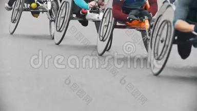 马拉松在街头，残疾人运动员在轮椅上赛车在城市的背景下，慢动作