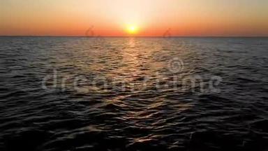 海上日出<strong>清晨</strong>.. 空中观景台。 黑海日落。 橙色的<strong>天空</strong>和低潮。 大海在日落的光线中波浪。 太阳落山