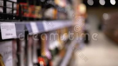 超市卖酒. 商店橱窗内瓶装酒的架子和架子
