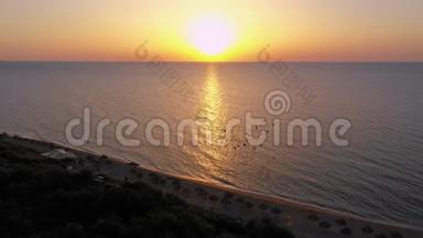 海上日出清晨.. 空中观景台。 黑海日落。 橙色的天空和低潮。 大海在日落的光线中波浪。 太阳落山
