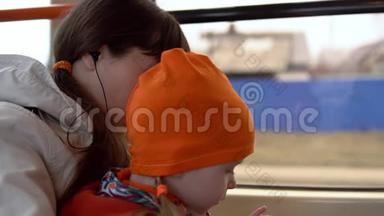 年轻的女人和小女孩一<strong>起坐</strong>电车。