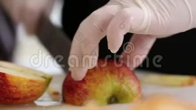 切苹果和苹果切片的排列